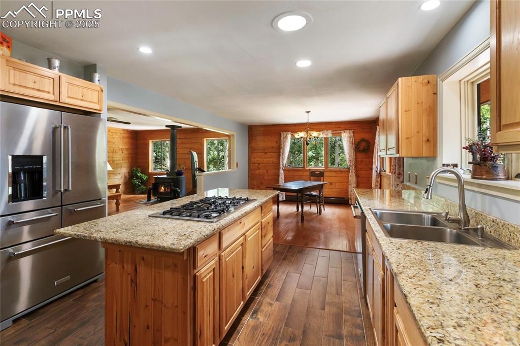 Image 12 of 40: Kitchen