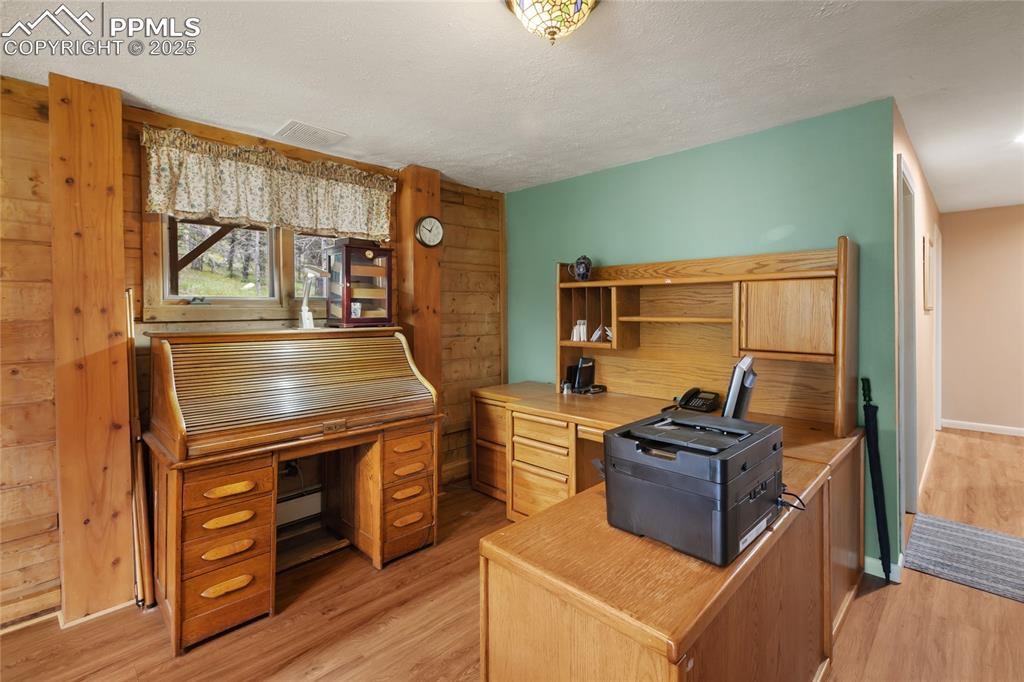 Image 19 of 40: Office