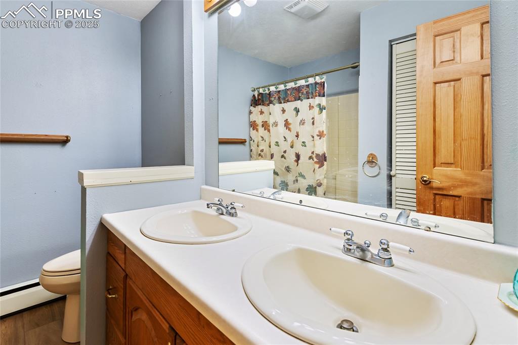 Image 21 of 40: Bathroom