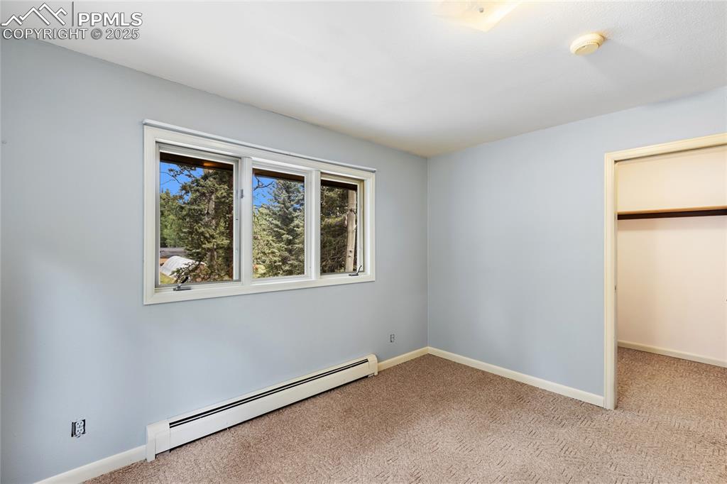 Image 25 of 40: Bedroom