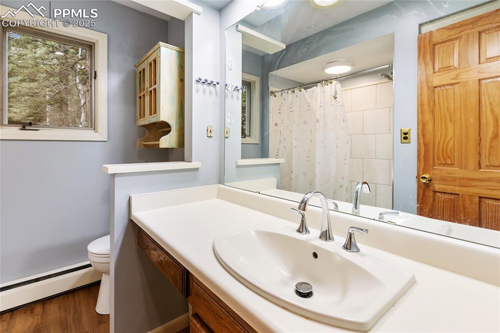 Image 27 of 40: Bathroom