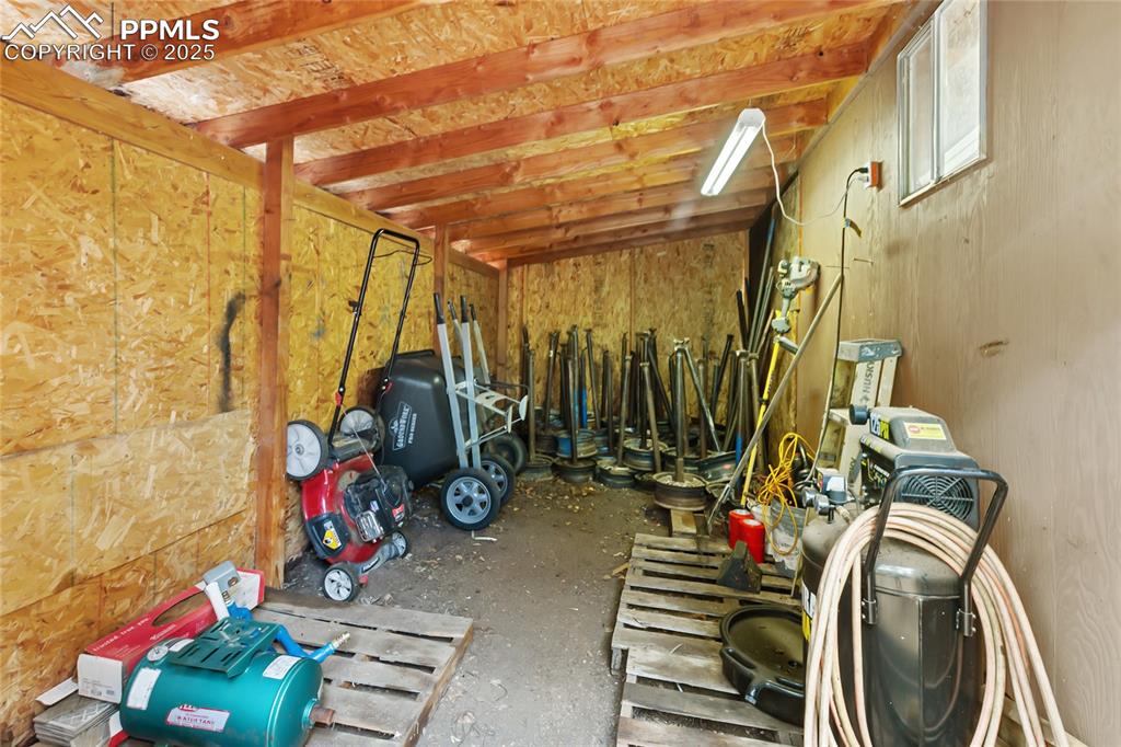 Image 40 of 40: Garage