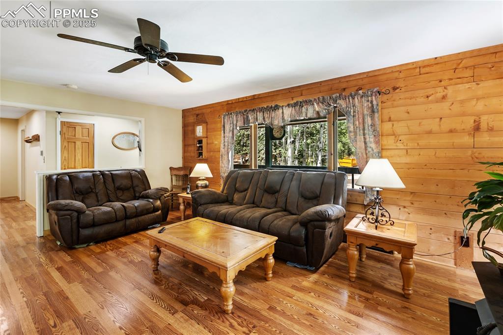 Image 5 of 40: Living Room