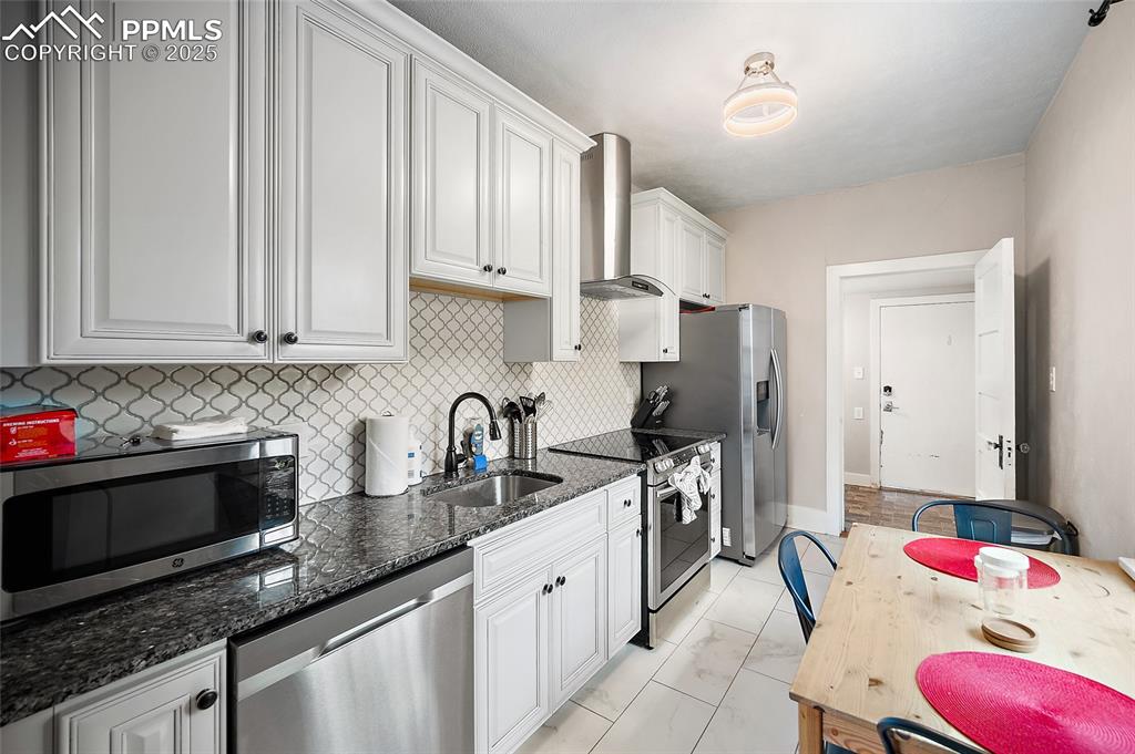 Image 14 of 39: Kitchen