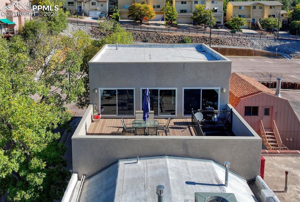 Image 16 of 50: Deck