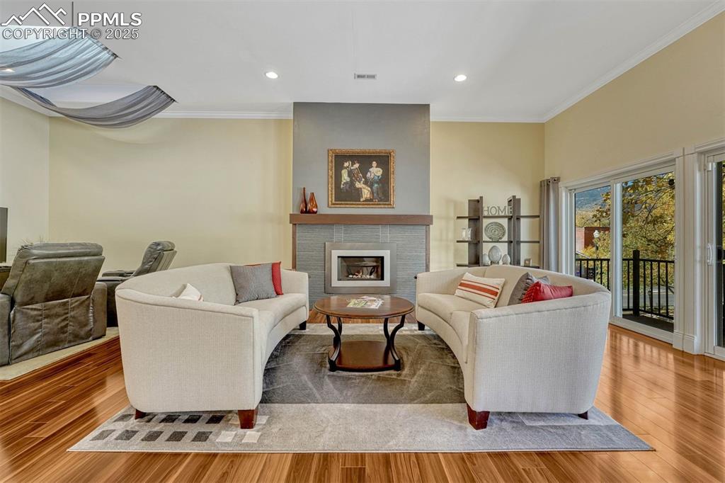 Image 20 of 50: Living Room