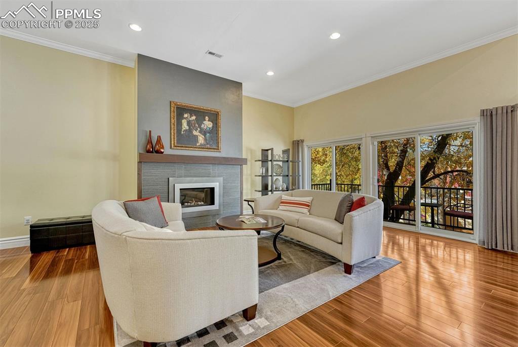 Image 21 of 50: Living Room