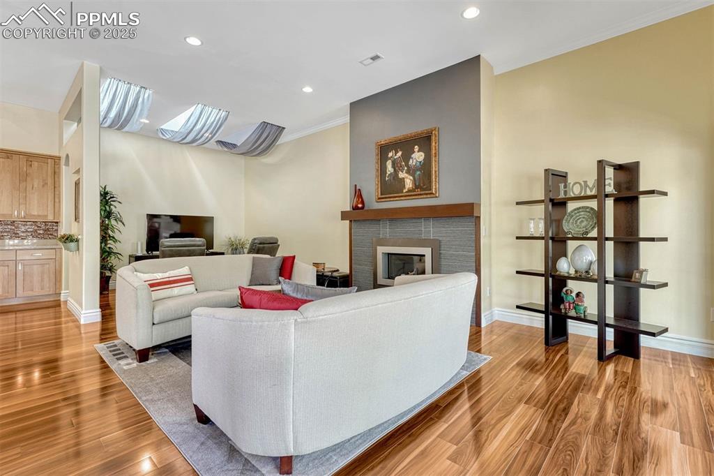 Image 22 of 50: Living Room