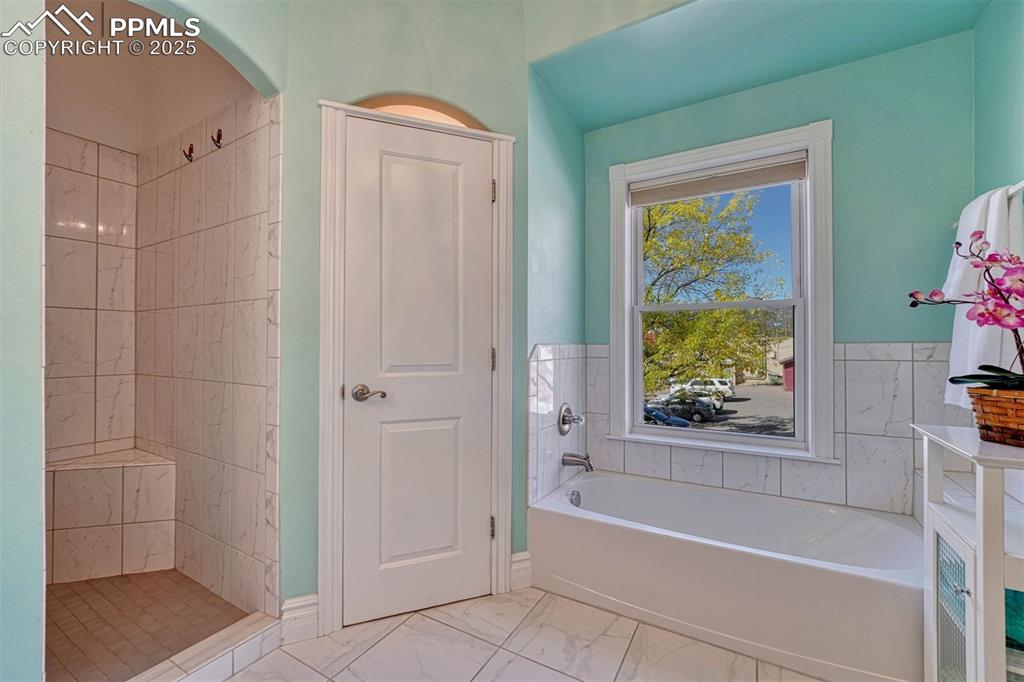 Image 30 of 50: Bathroom