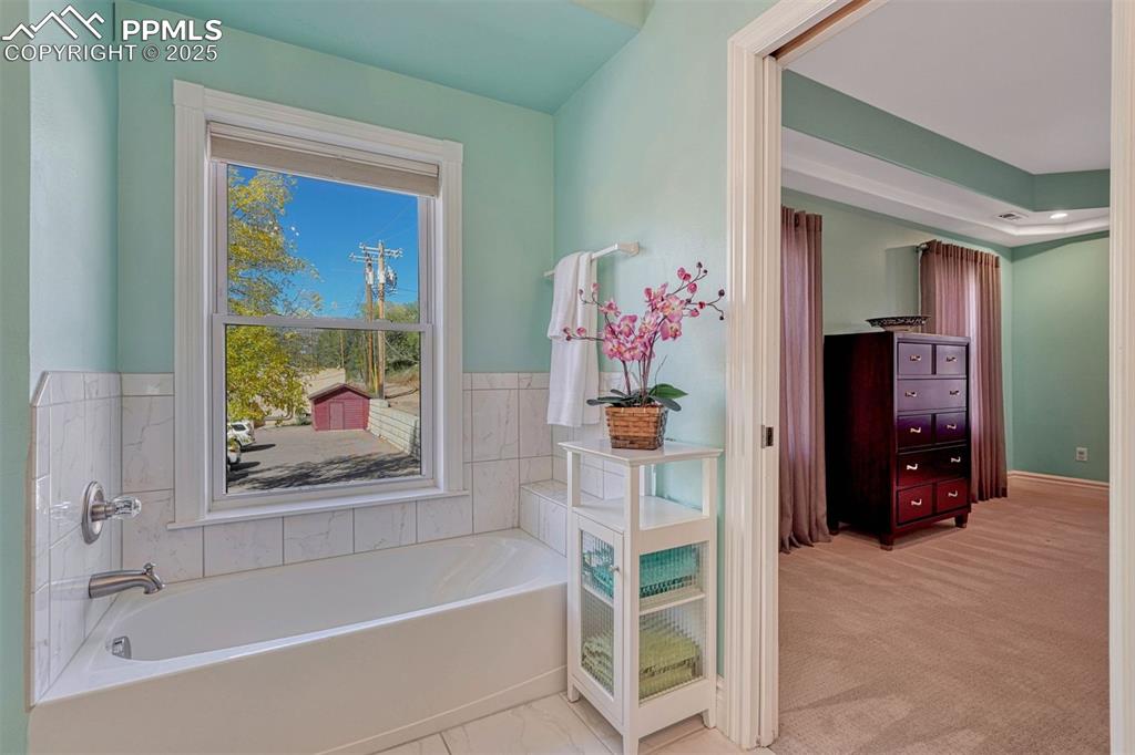 Image 31 of 50: Bathroom