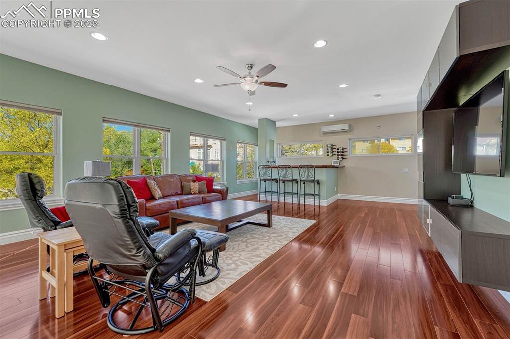 Image 33 of 50: Living Room