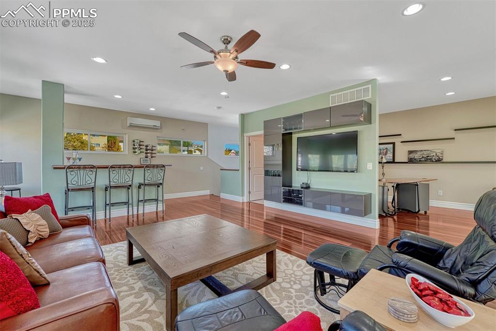 Image 34 of 50: Living Room