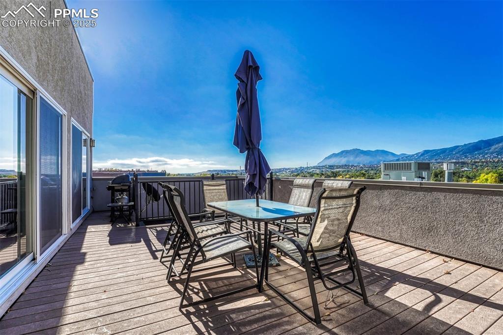 Image 42 of 50: Deck