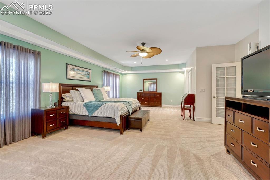 Image 5 of 50: Bedroom