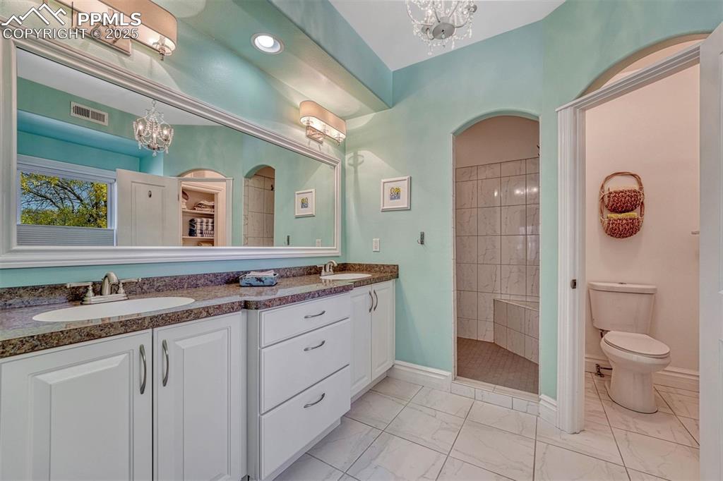 Image 6 of 50: Bathroom