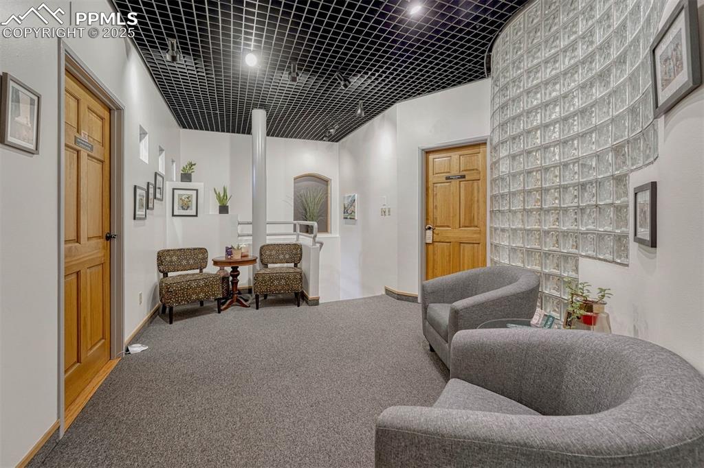 Image 9 of 50: Office Space