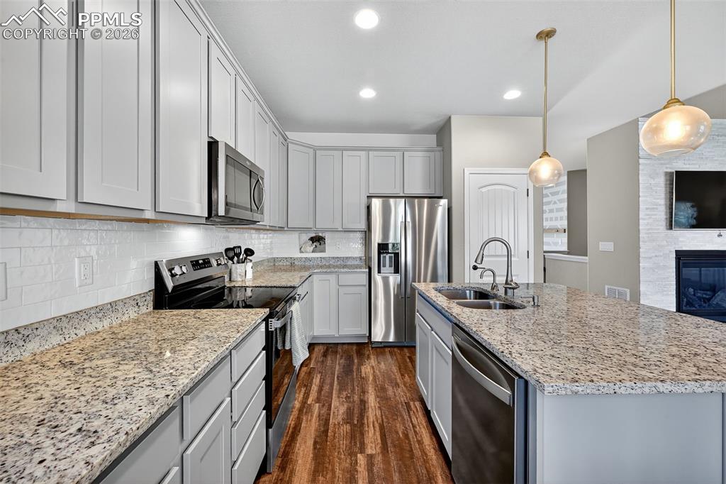 Image 15 of 32: Kitchen