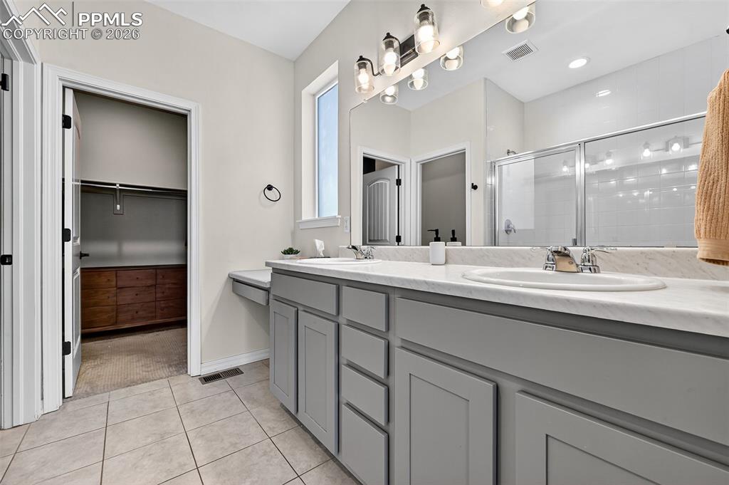 Image 19 of 32: double vanity