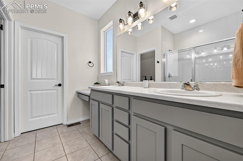 Image 20 of 32: Bathroom