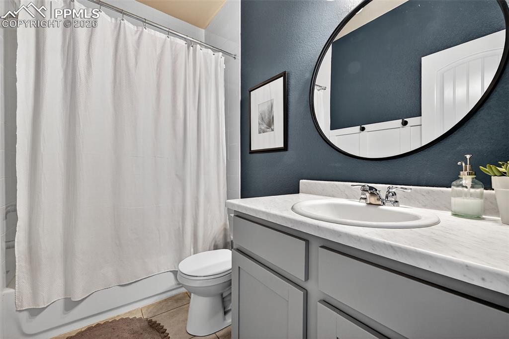 Image 24 of 32: Bathroom