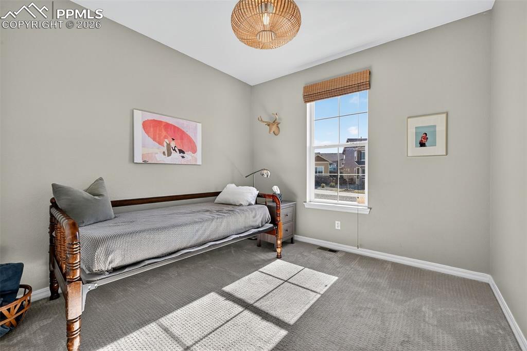 Image 25 of 32: Bedroom