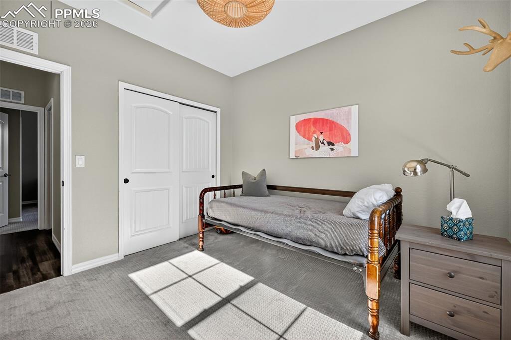 Image 26 of 32: Bedroom