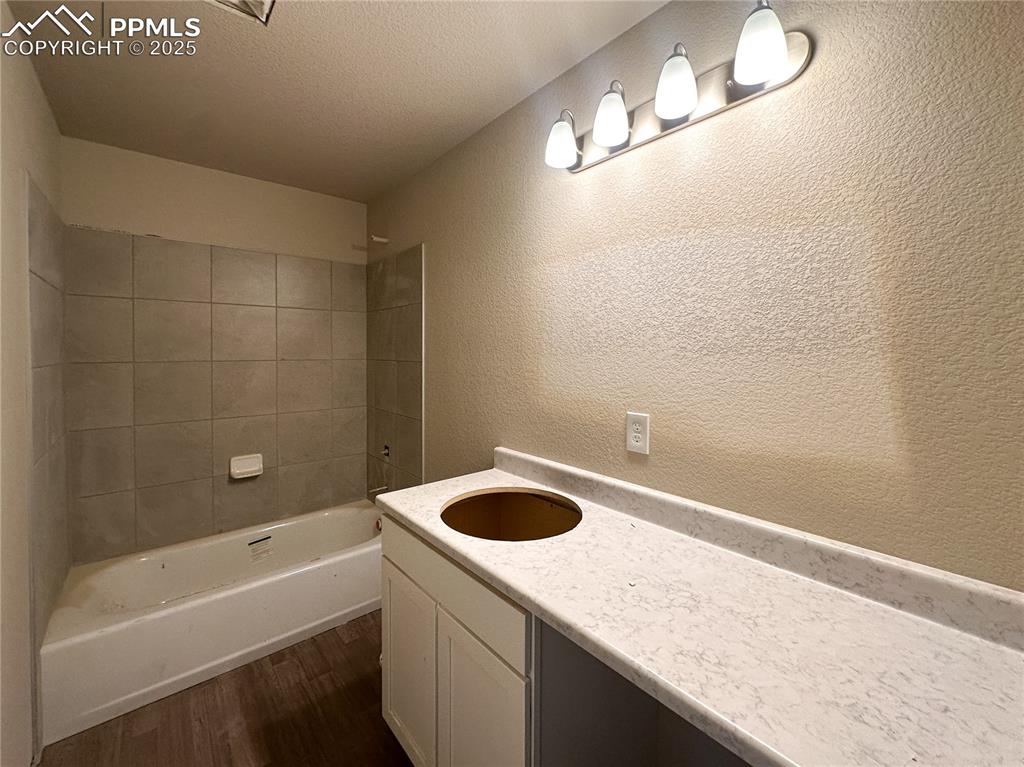 Image 19 of 19: Bathroom