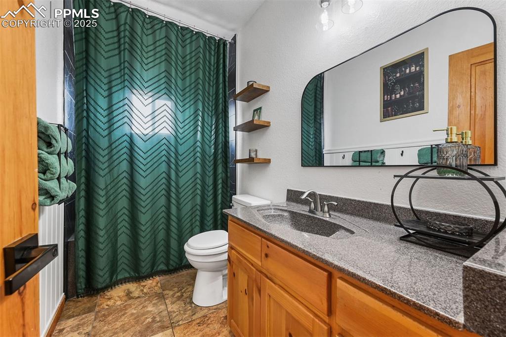 Image 13 of 34: Bathroom