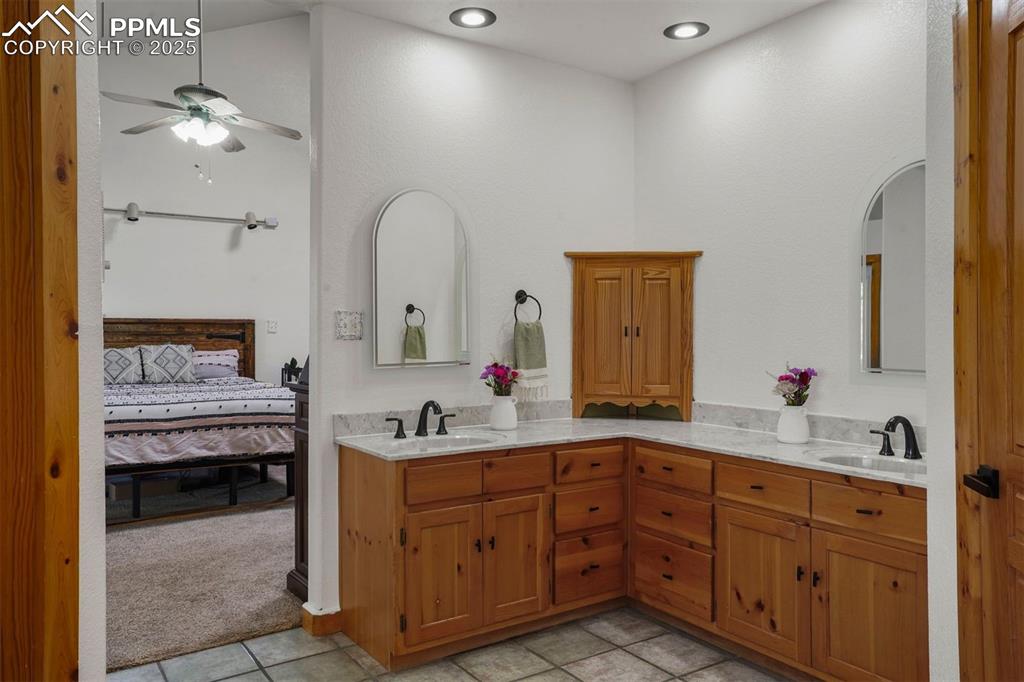 Image 15 of 34: Bathroom