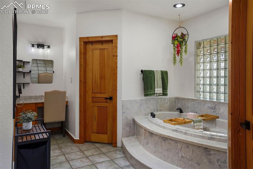 Image 16 of 34: Bathroom