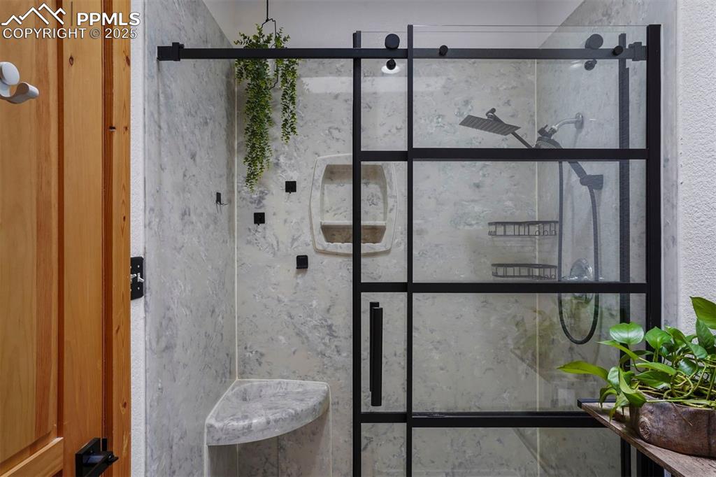 Image 18 of 34: Bathroom
