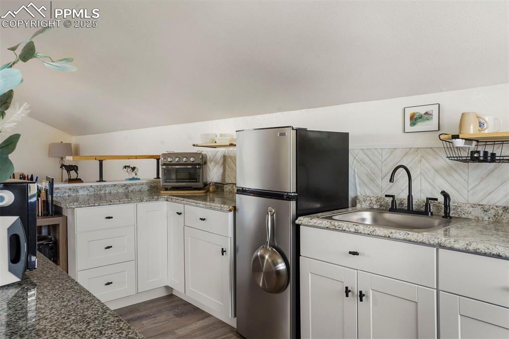 Image 19 of 34: Kitchen