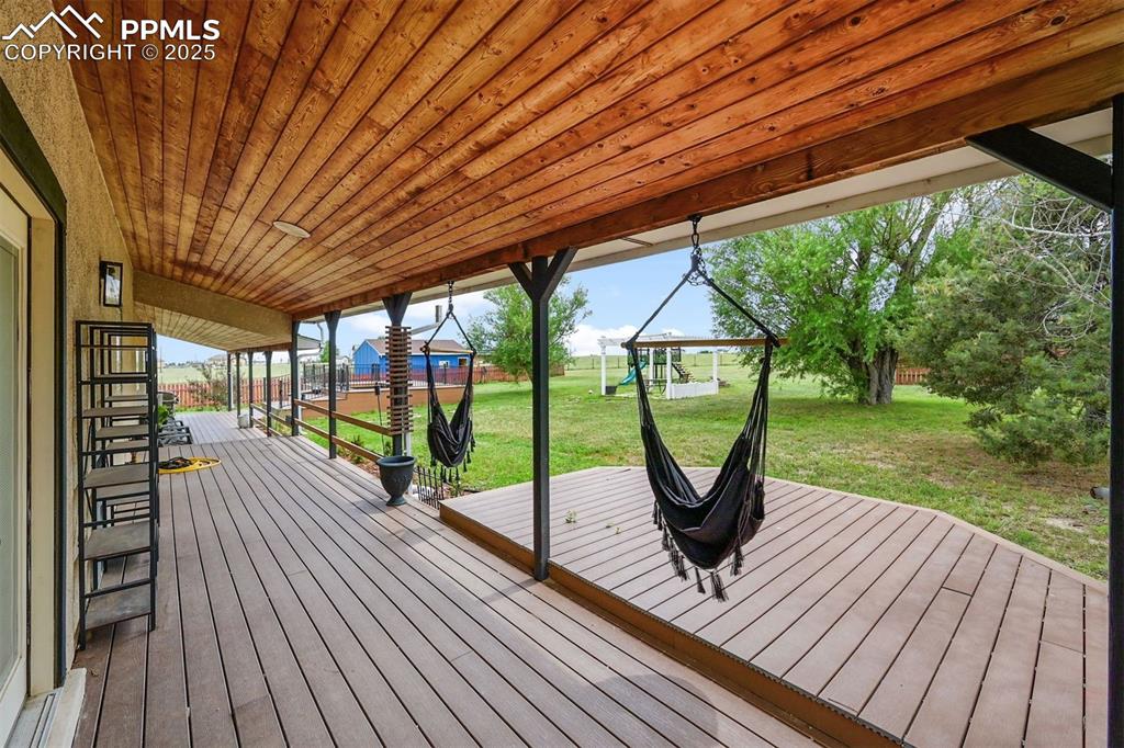 Image 6 of 34: Deck