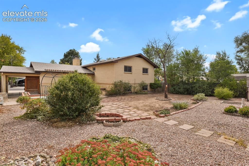 Image 45 of 48: Expansive backyard