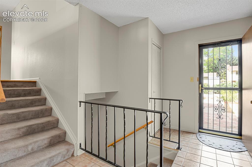 Image 6 of 48: Tiled entryway