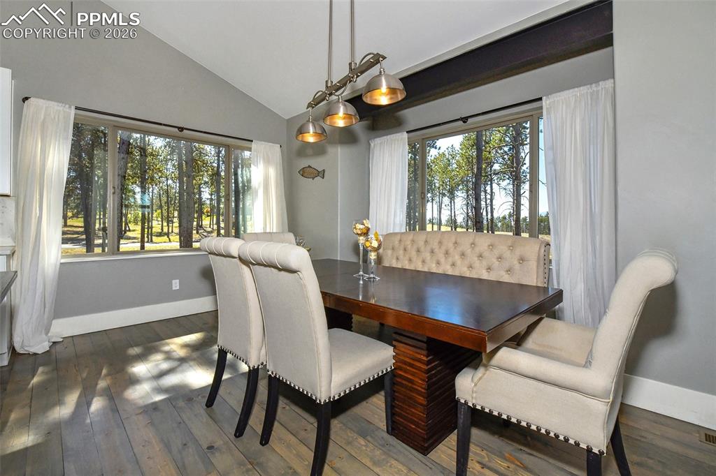 Image 11 of 50: Dining Area