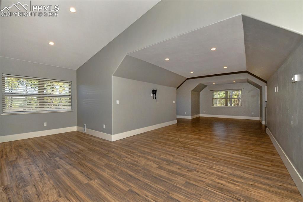 Image 21 of 50: Loft