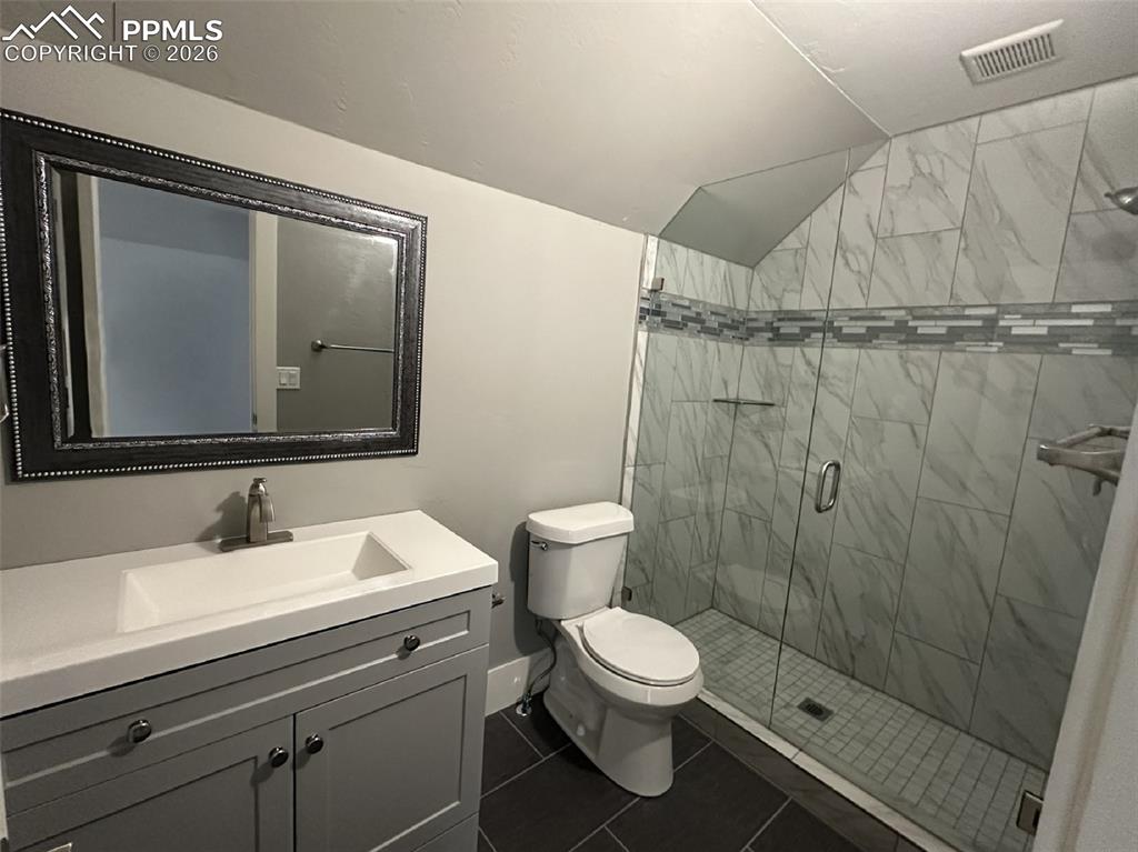 Image 22 of 50: Bathroom