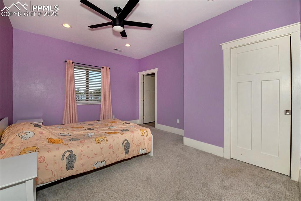 Image 29 of 50: Bedroom