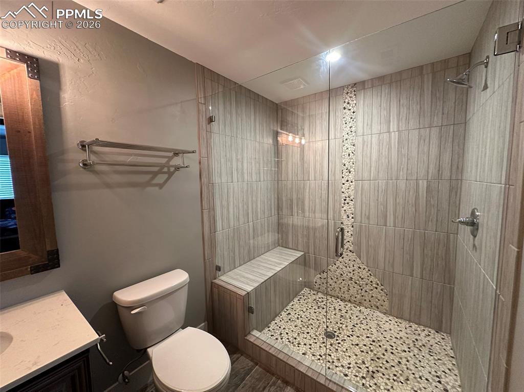 Image 32 of 50: Bathroom