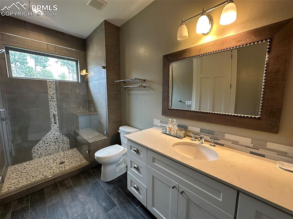 Image 34 of 50: Bathroom