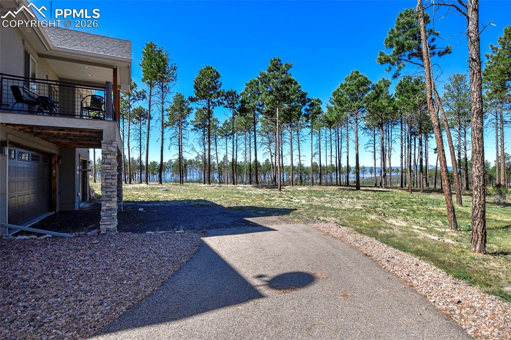 Image 36 of 50: Yard