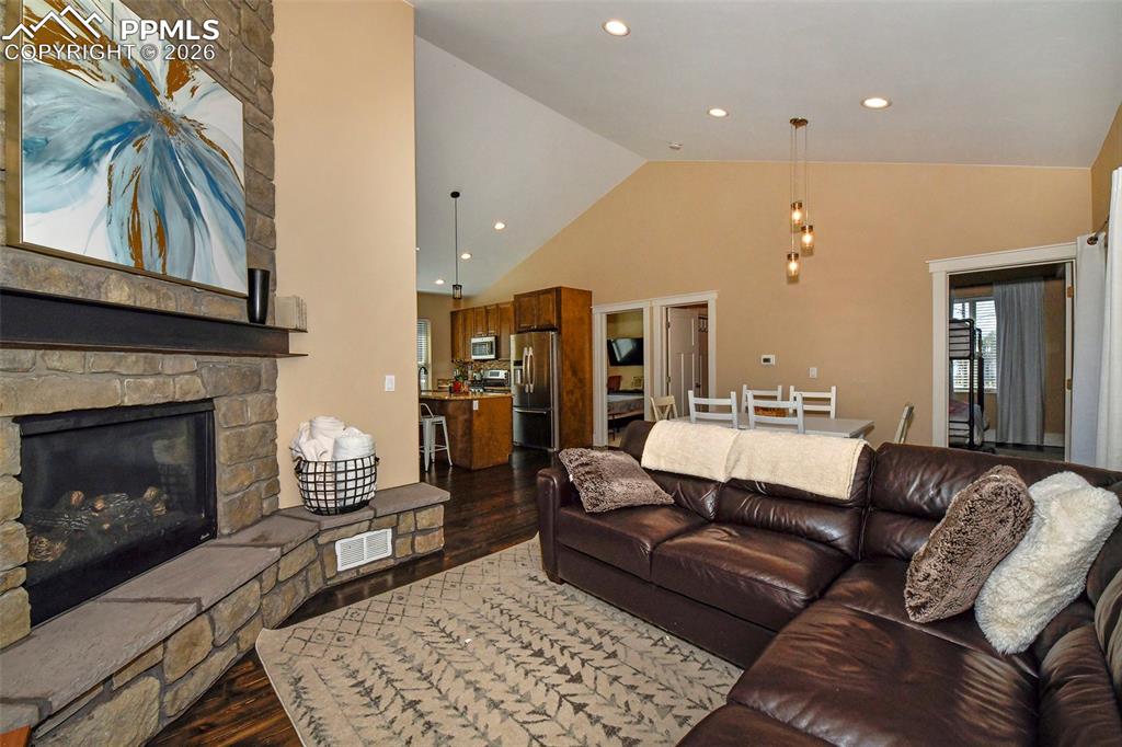 Image 41 of 50: Living Room