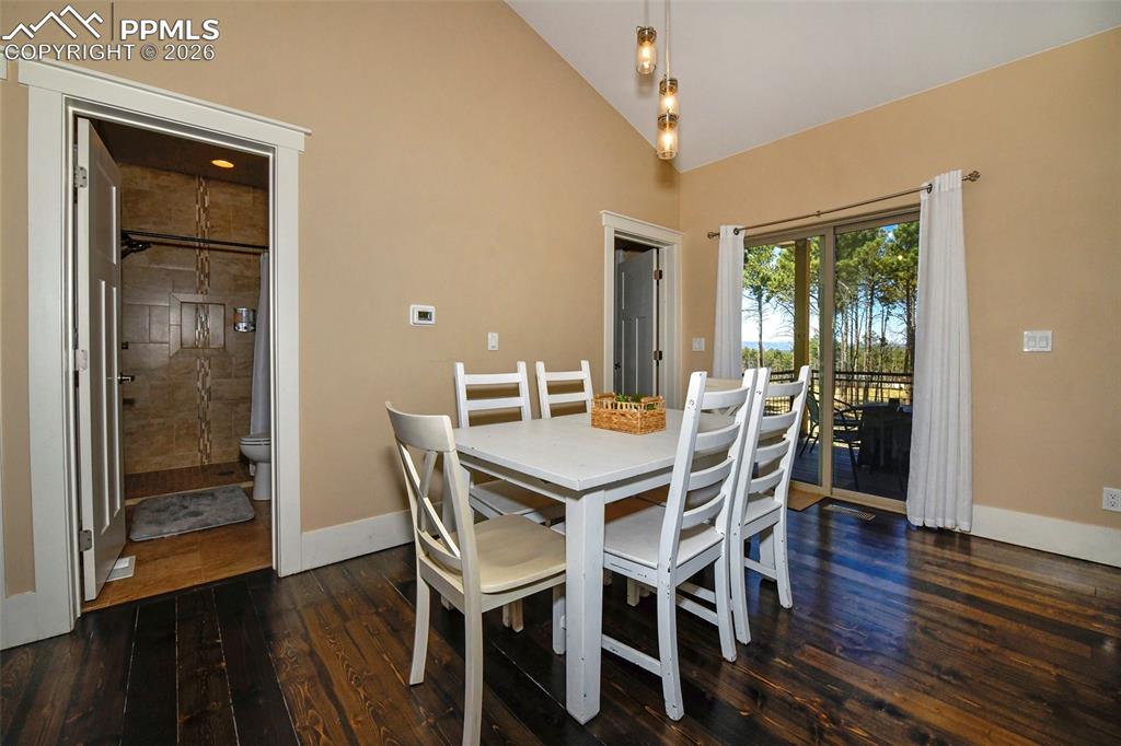 Image 42 of 50: Dining Area