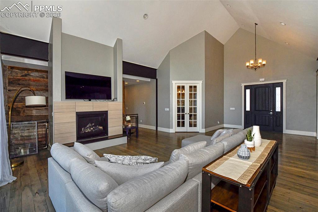 Image 5 of 50: Living Room