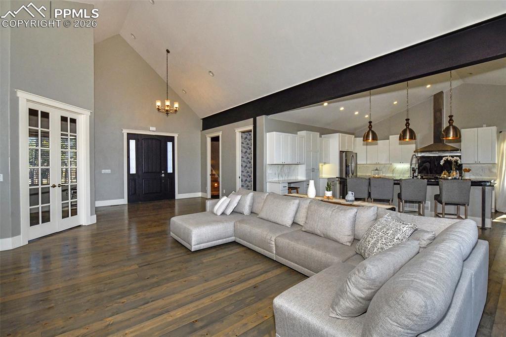 Image 6 of 50: Living Room