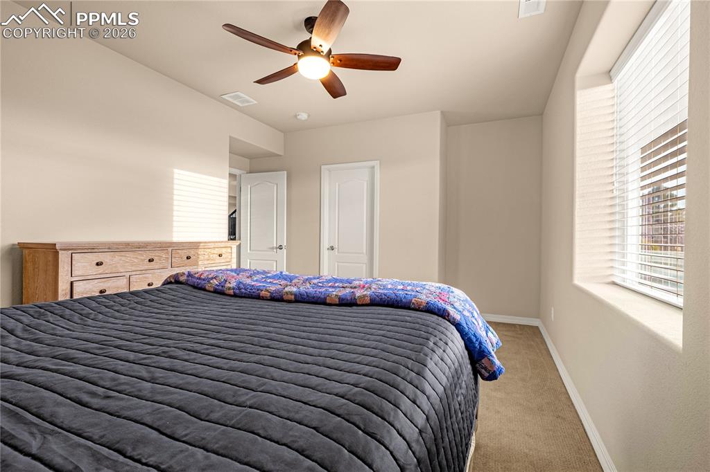 Image 25 of 35: Bedroom