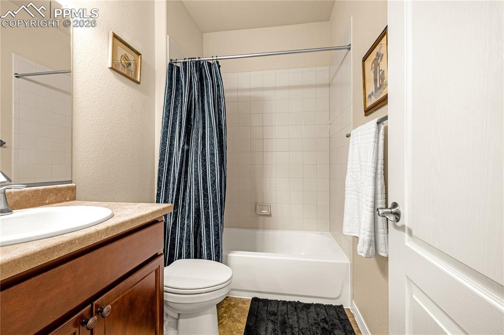 Image 26 of 35: Bathroom