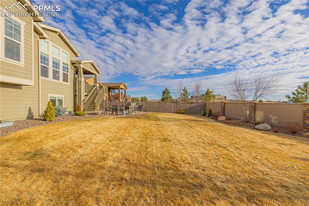 Image 33 of 35: Yard