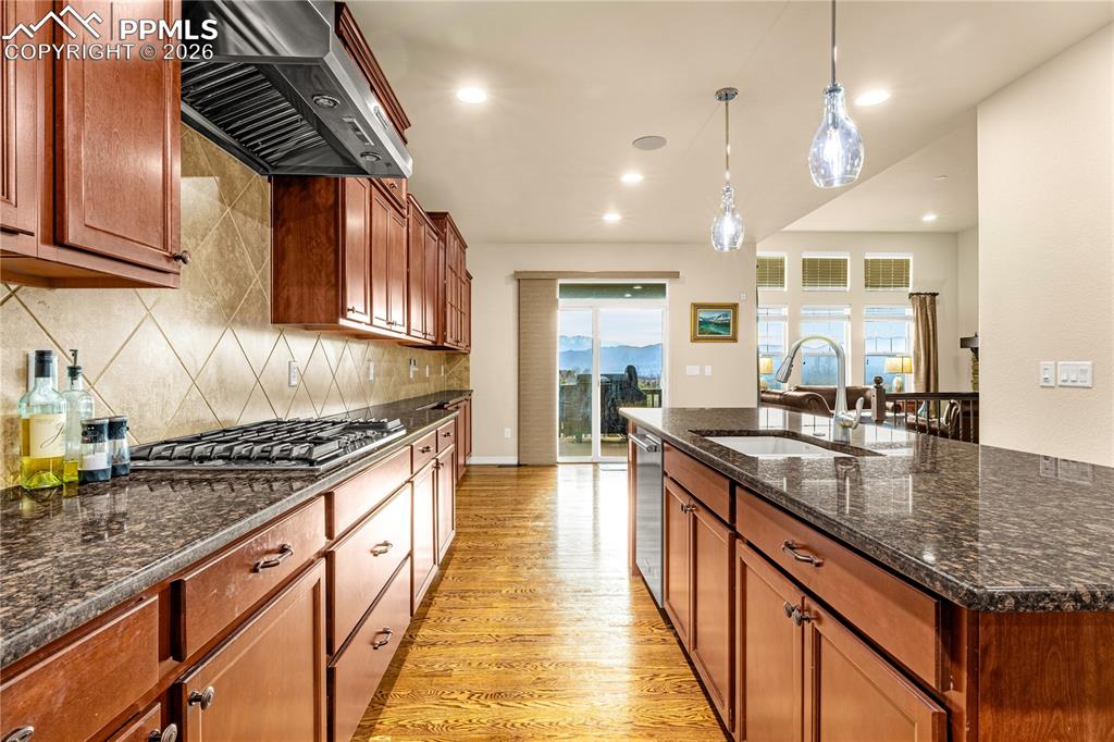 Image 7 of 35: Kitchen